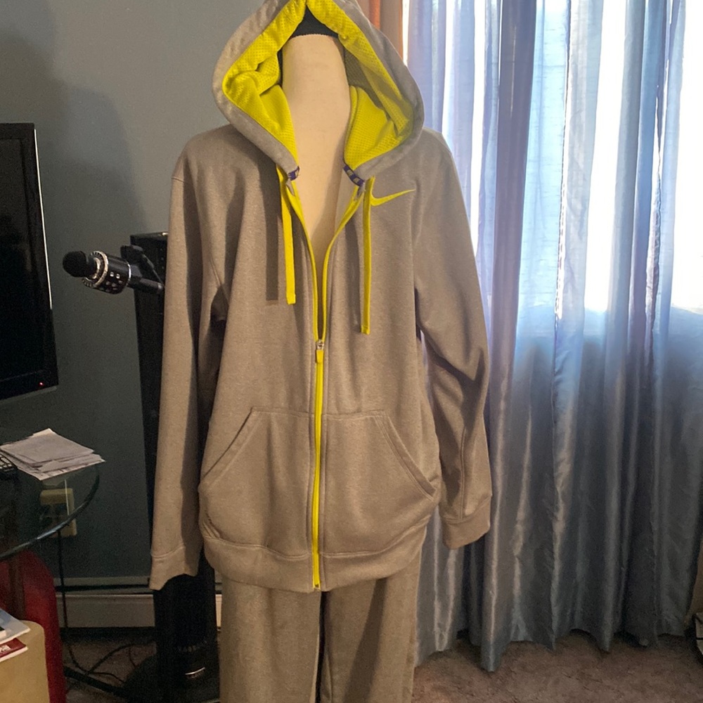 nike thrrma fit jogger
